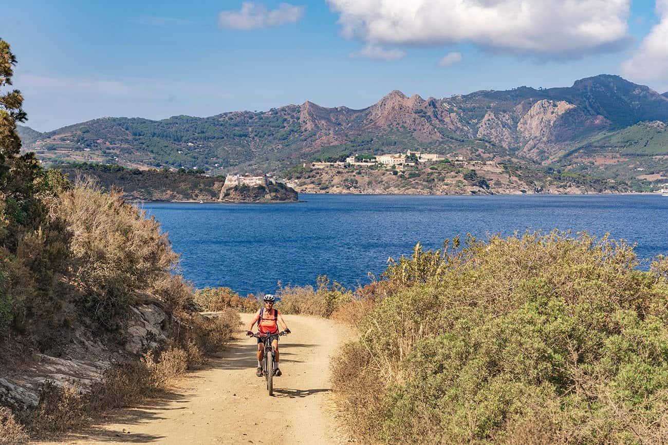 Escursione in mountain bike su sentiero sterrato panoramico con vista mare in Toscana