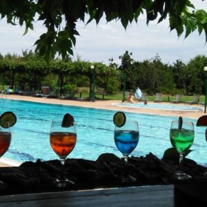 aperitivo in piscina campastrello sport toscana