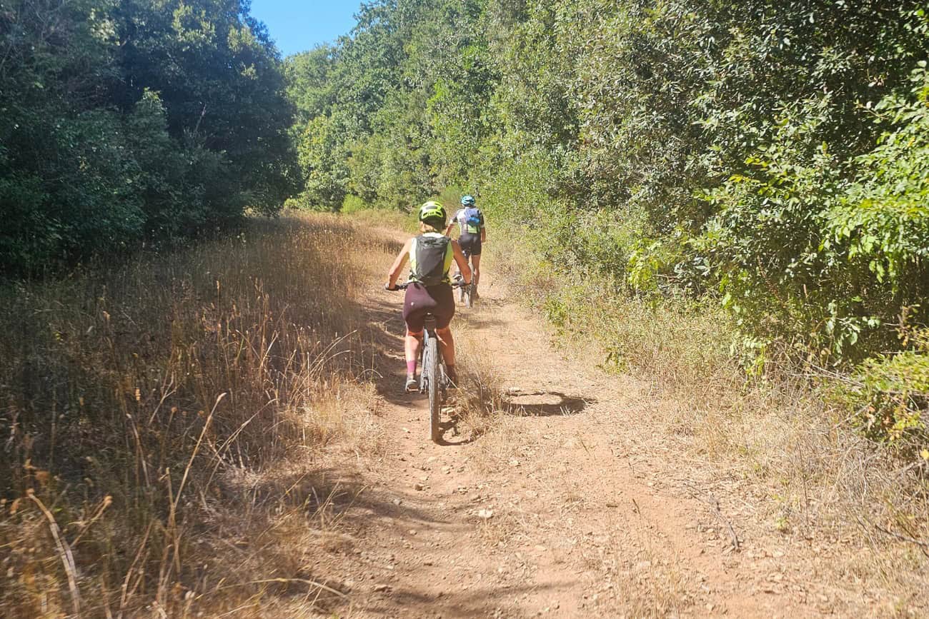 Ciclisti in e-bike su sentiero costiero tra Perelli e Follonica
