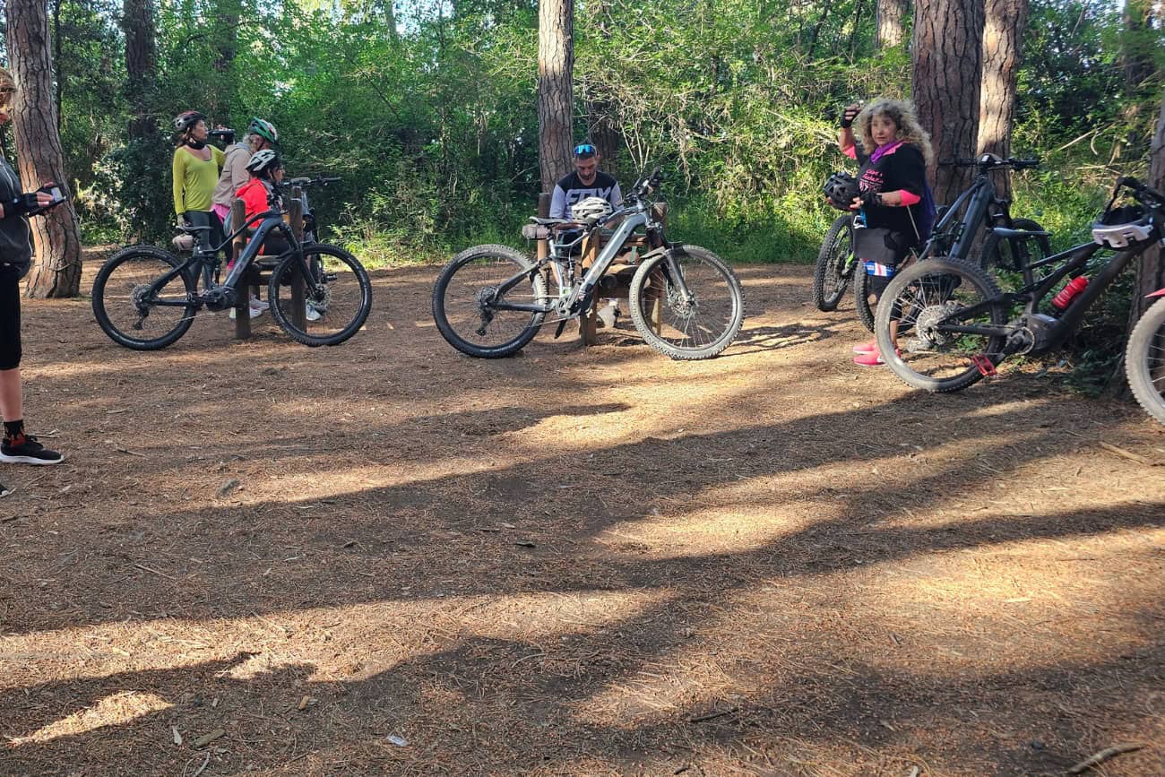Gruppo di ciclisti con e-bike nella pineta tra Perelli e Follonica