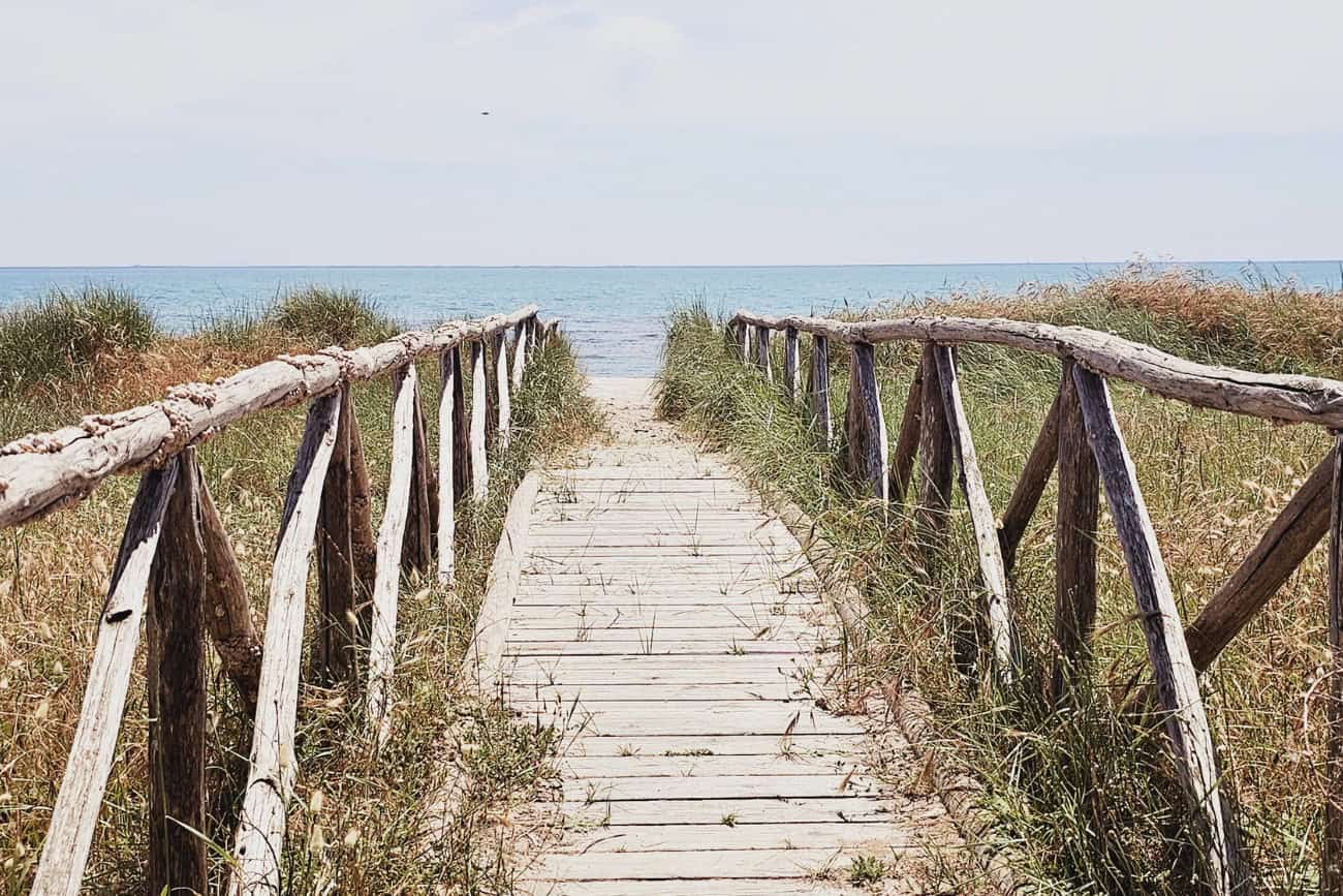 Sentiero di accesso alla spiaggia sulla Costa Est del Golfo di Piombino