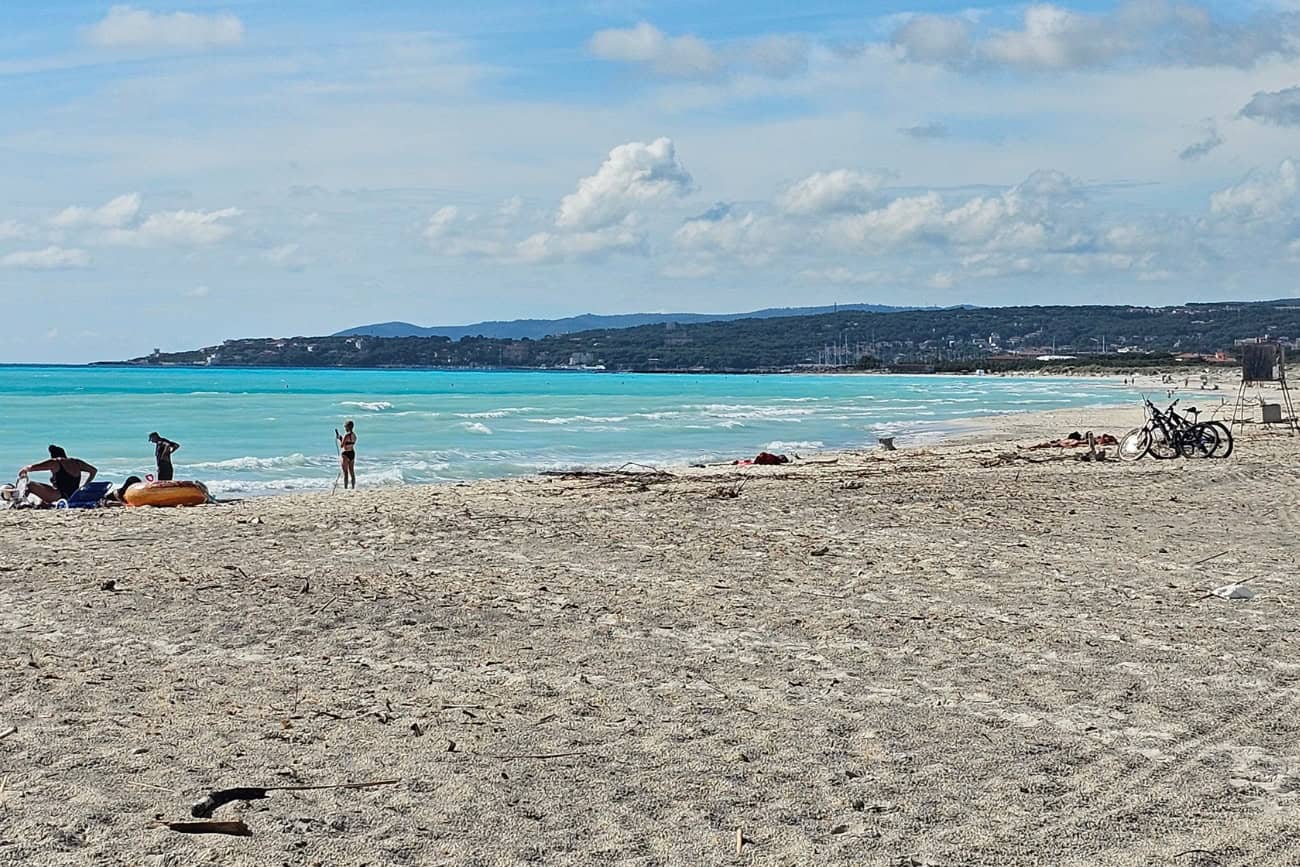 Spiaggia del Golfo di Piombino con bagnanti e biciclette tra Perelli e Follonica