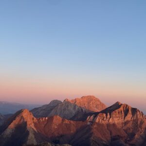 Veduta all’alba della Pania della Croce in formato quadrato, ideale per evidenziare un’esperienza di trekking sulle Alpi Apuane.