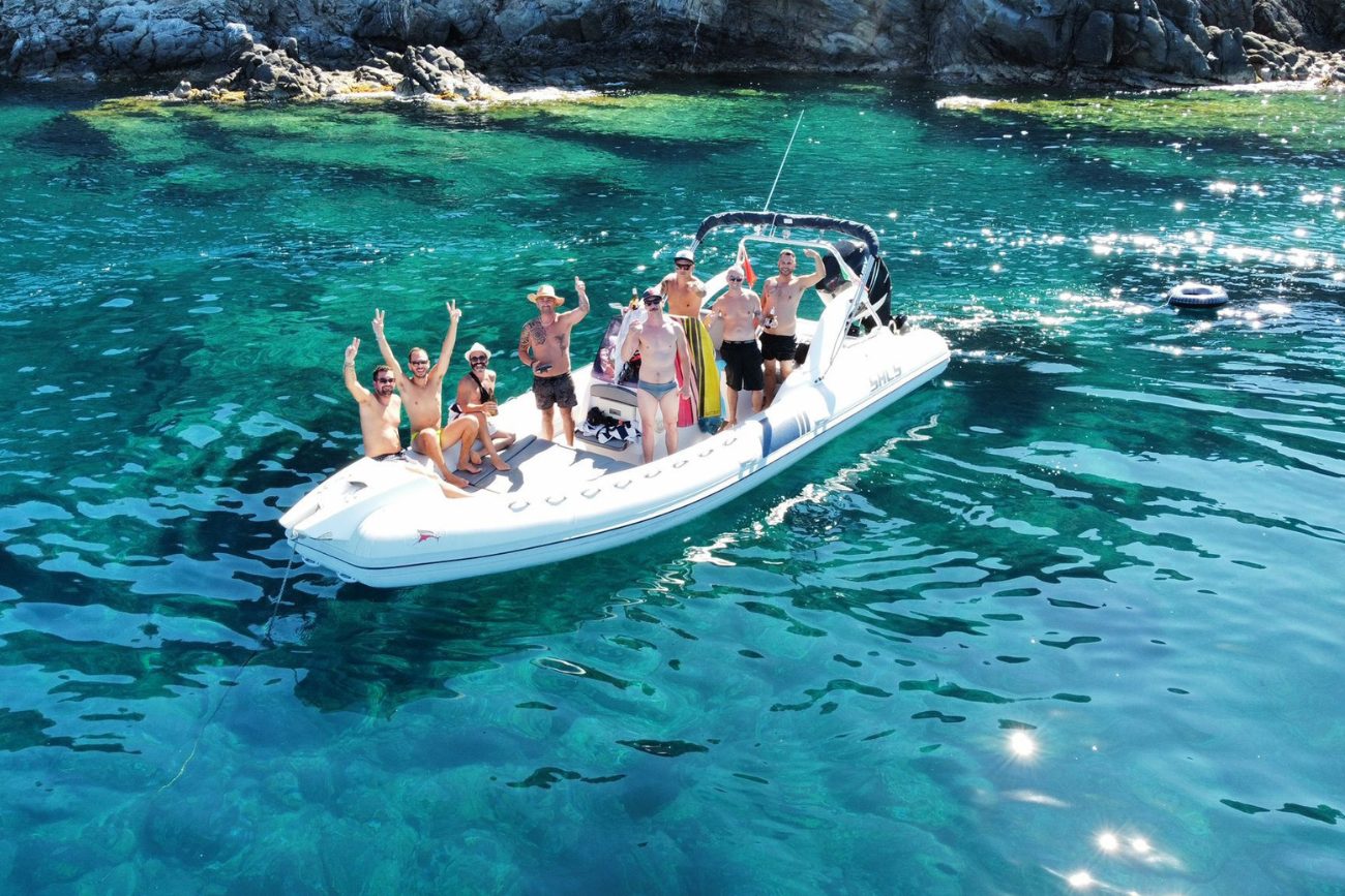 Noleggio gommoni Piombino: persone a bordo di un gommone di Molo 77