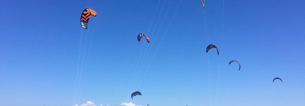 kitesurf nella baia di talamone presso il centro sportivo maremma 4style