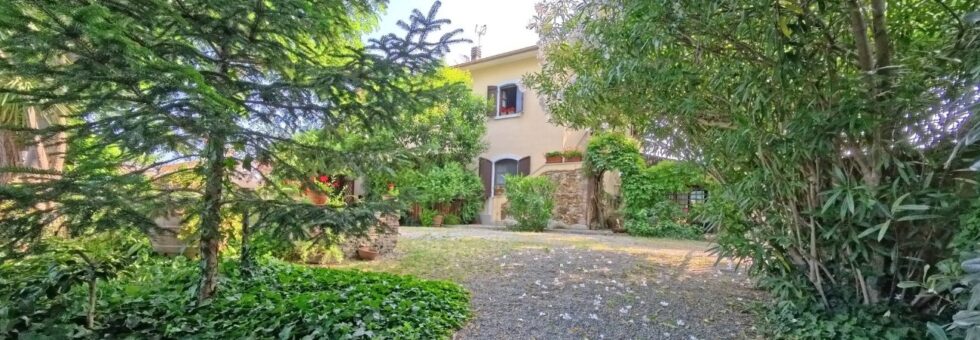 Agriturismo L’Acacia tra verde e vialetto in ghiaia a San Vincenzo