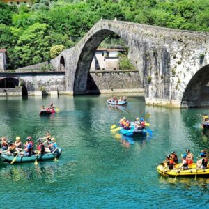 Gruppi in rafting davanti al Ponte del Diavolo durante un’attività sul fiume Lima