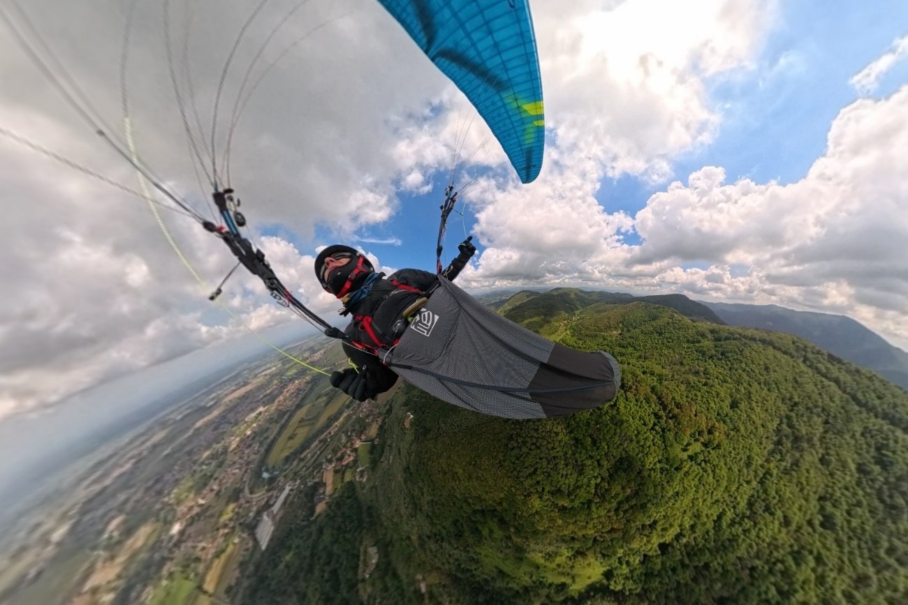 Il pilota Roberto Maggi in volo in parapendio sopra i Monti Pisani