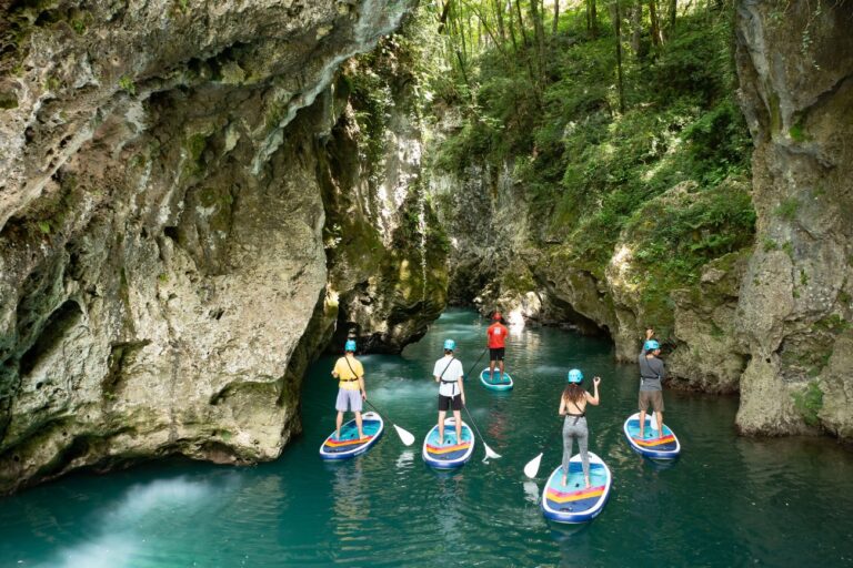 Gruppo di sup in un canyon di un fiume in toscana