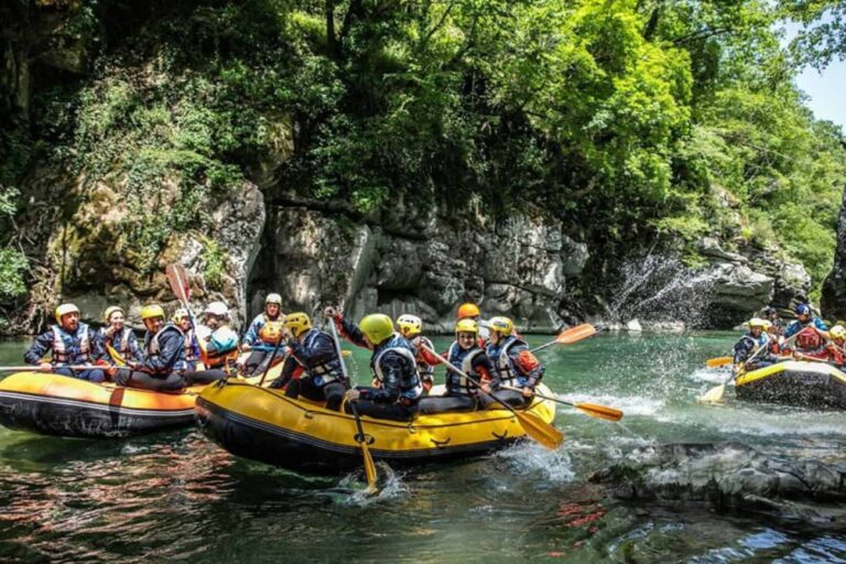 Gommone con gruppo in una escursione primaverile di rafting in Toscana