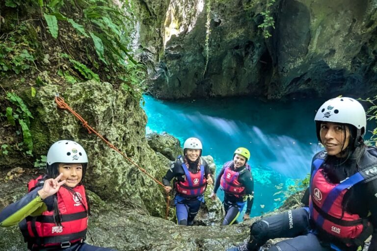 Arrampicata sul fiume in una escursione di river trekking