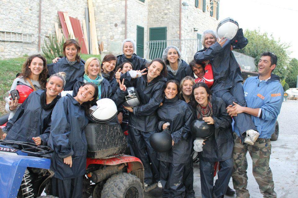 Gruppo di amiche in escursione quad per addio al nubilato avventura in Toscana