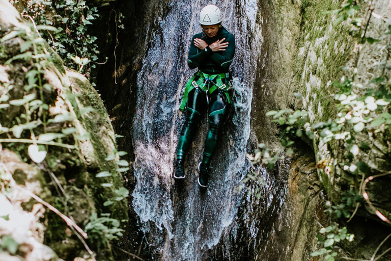 tutto in fiume in una escursione di canyoning in Toscana
