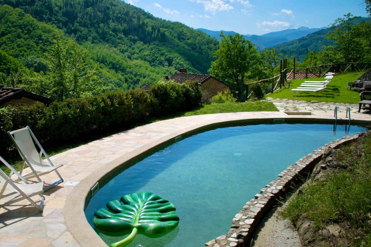 Piscina panoramica con vista sulle montagne all'Agriturismo Pian di Fiume a Bagni di Lucca, ideale per il relax durante un addio al nubilato.