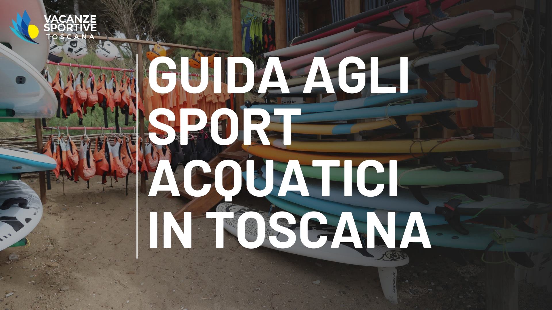 Rastrelliera in legno con tavole da surf, SUP colorati e giubbotti di salvataggio in un centro per sport acquatici in Toscana.
