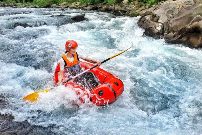 Gommone da packrafing in fiume della toscana