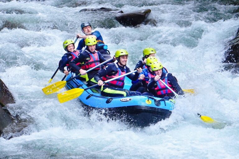 Gommone da rafting in un fiume della toscana