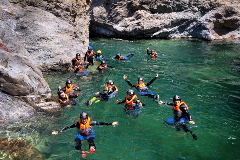 Gruppo di amici fanno il bagno in un fiume della toscana durante un'avventura di riverplay