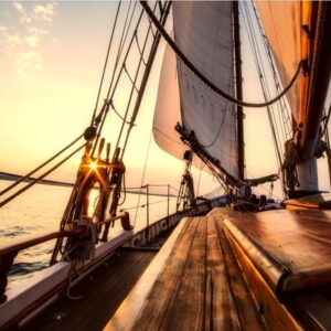 immagine del ponte al tramonto, di una barca a vela di Pianeta Mare Charter Salivoli