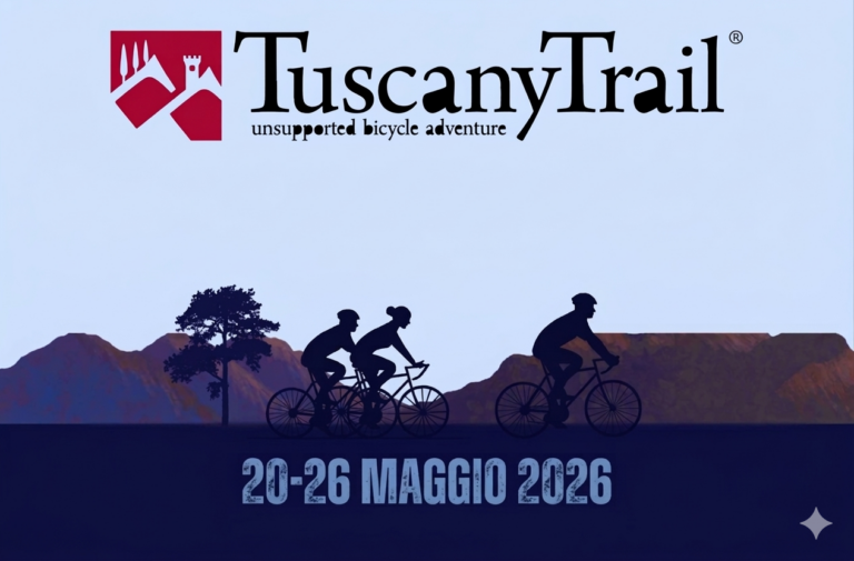 evento ciclistico Tuscany Trail 2026, unsupported bicycle adventure. Silhouette di tre ciclisti (un tandem e un singolo) che pedalano su un paesaggio toscano stilizzato. Testo: 20-26 MAGGIO 2026