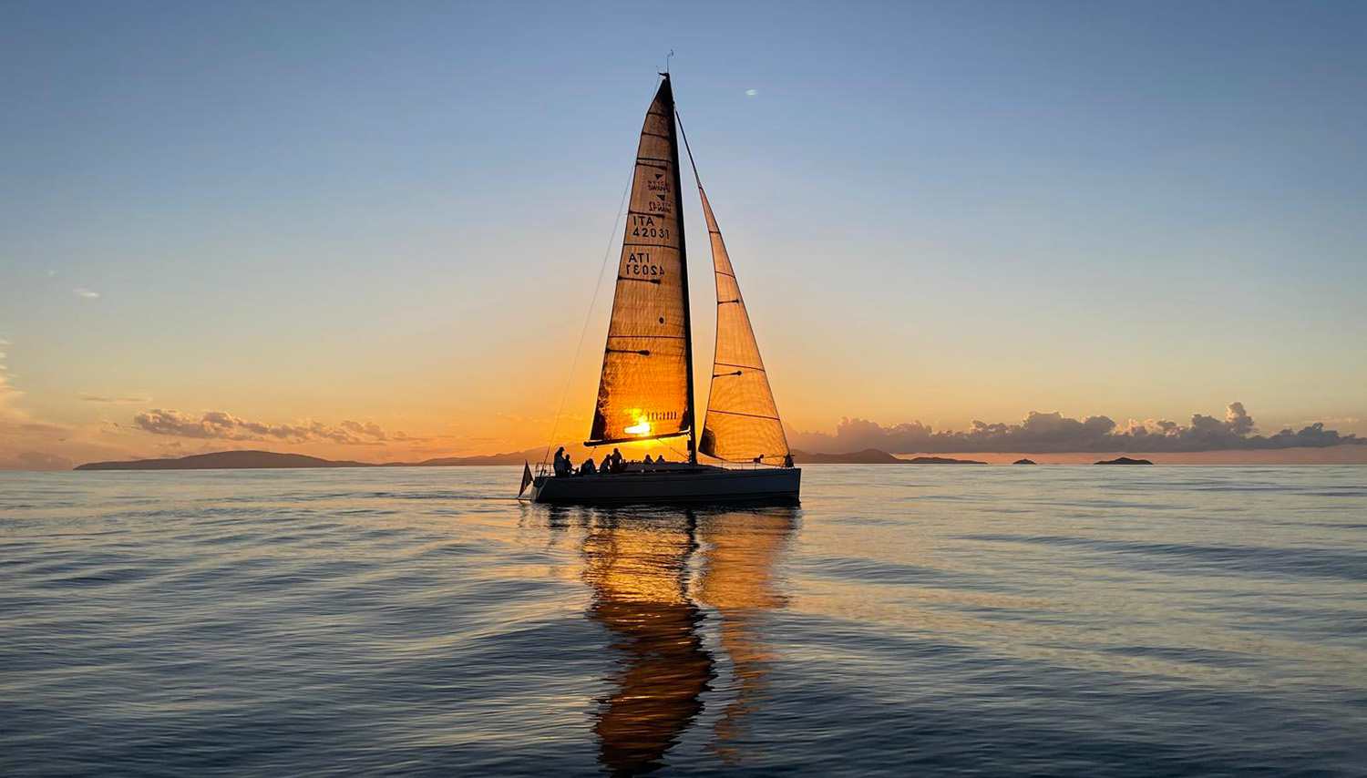 barca a vela di pianeta mare charter in navigazione da piombino verso l'isola d'elba