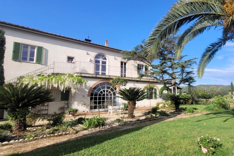 L'Agriturismo Casa Marisa a Schiopparello, all'Isola d'Elba, immerso nel verde tra un curato parco botanico e i filari di vite.