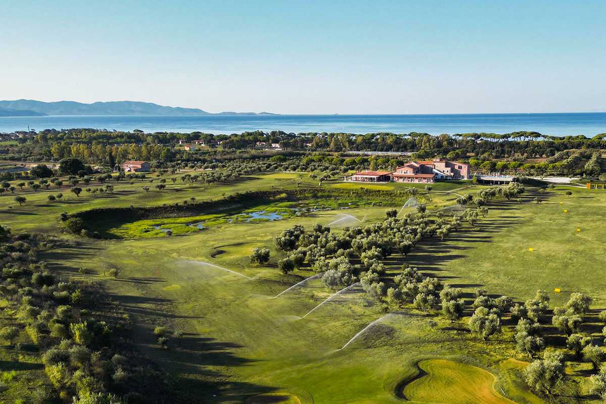 Il campo da golf a 18 buche di Follonica, situato a poco più di 1 km dall'agriturismo Agricoccinella. Gli ospiti della struttura usufruiscono dello sconto del 10% sul green fee